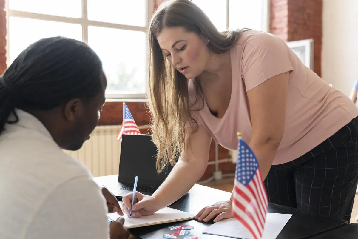 Uma mulher e um homem em um curso de idiomas gratuito.