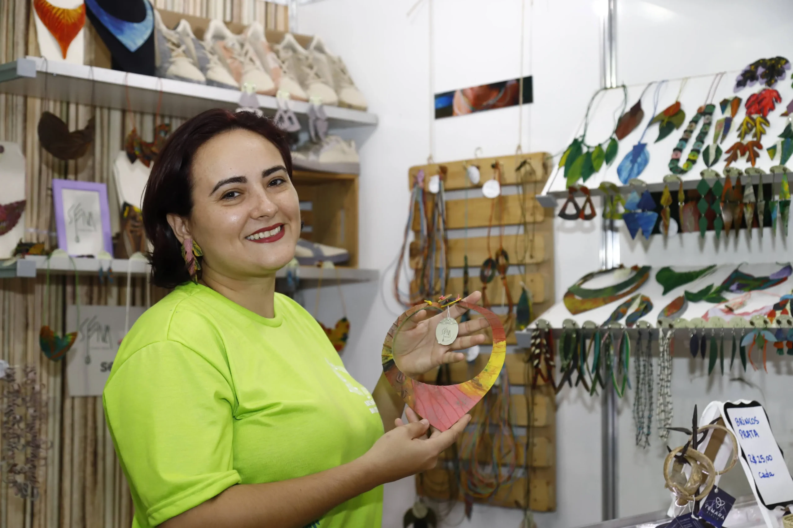 Uma mulher segurando um item, representando um dos temas da agenda da COP 30