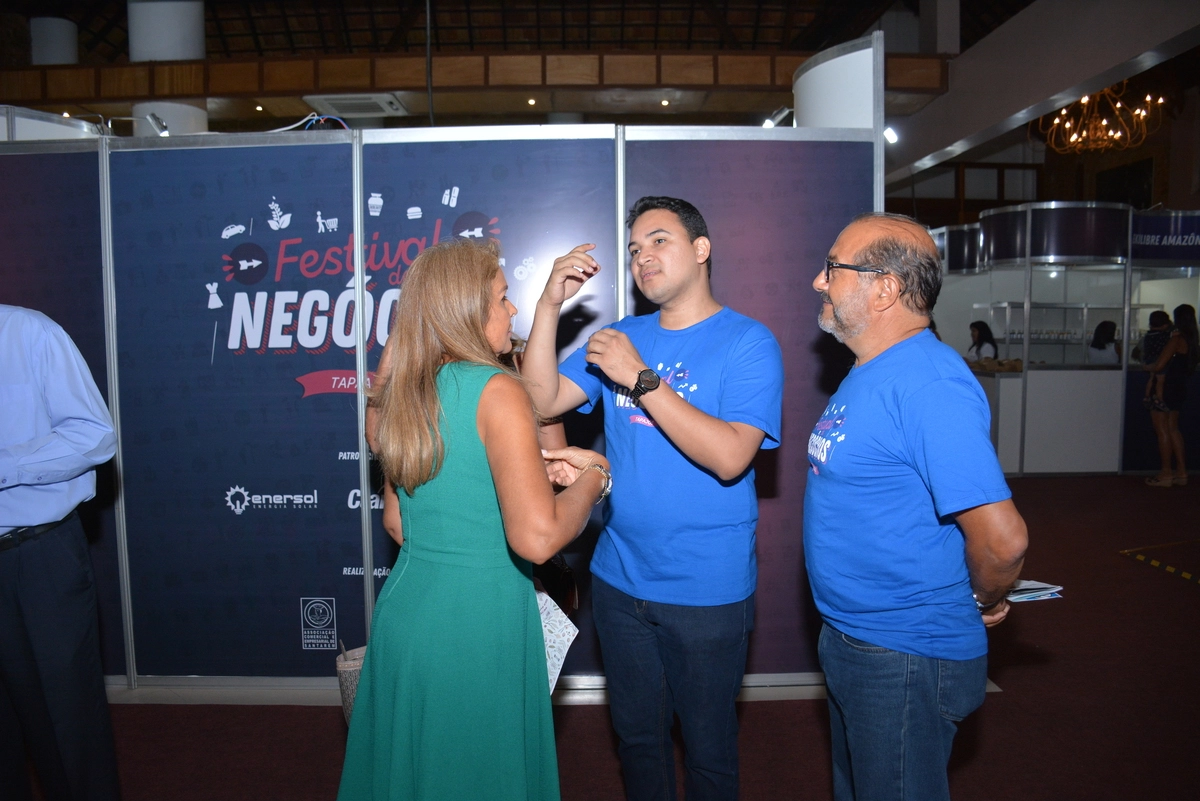 Duas pessoas que fizeram o curso de atendimento ao cliente do Sebrae fazendo, exatamente, o atendimento de uma cliente.