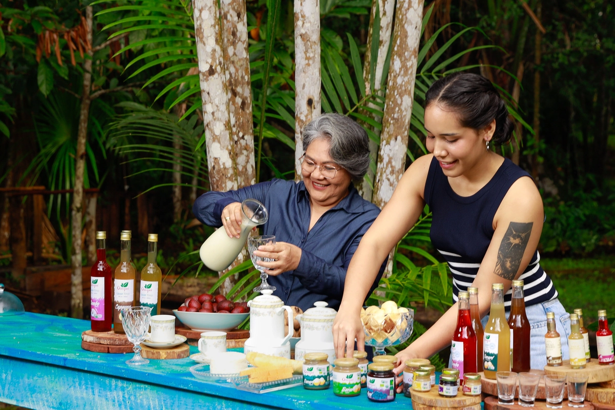 Duas empreendedoras paraenses fazendo produtos sustentáveis para a internacionalização durante a COP 30.