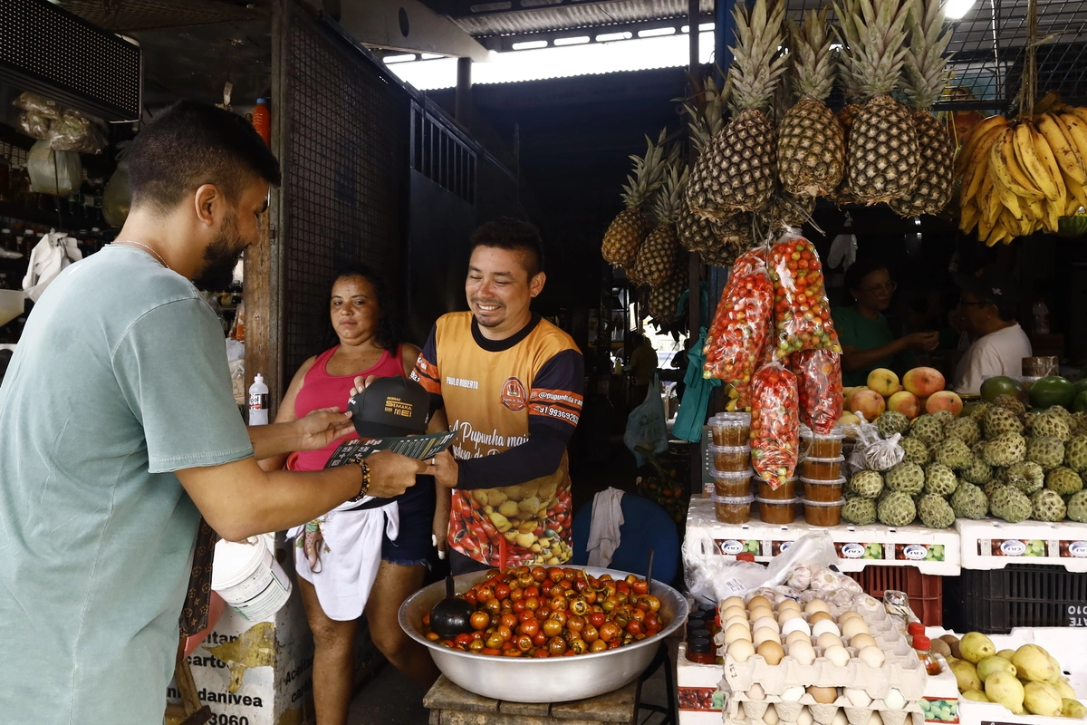 Pessoas em uma feira no Pará, representando como a COP 30 pode ajudar a transformar o estado em um centro de inovação sustentável.