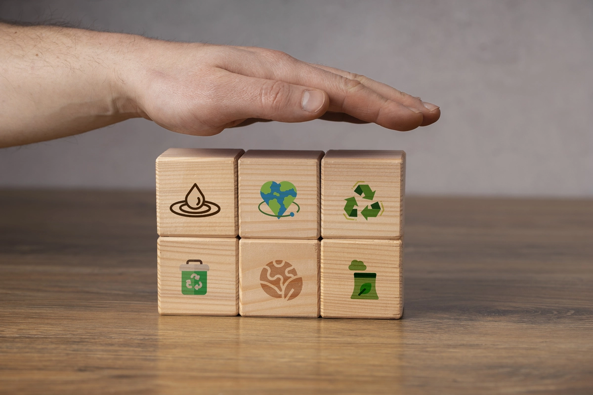 Algumas caixas de madeira representando as práticas de ESG que serão discutidas na COP 30.