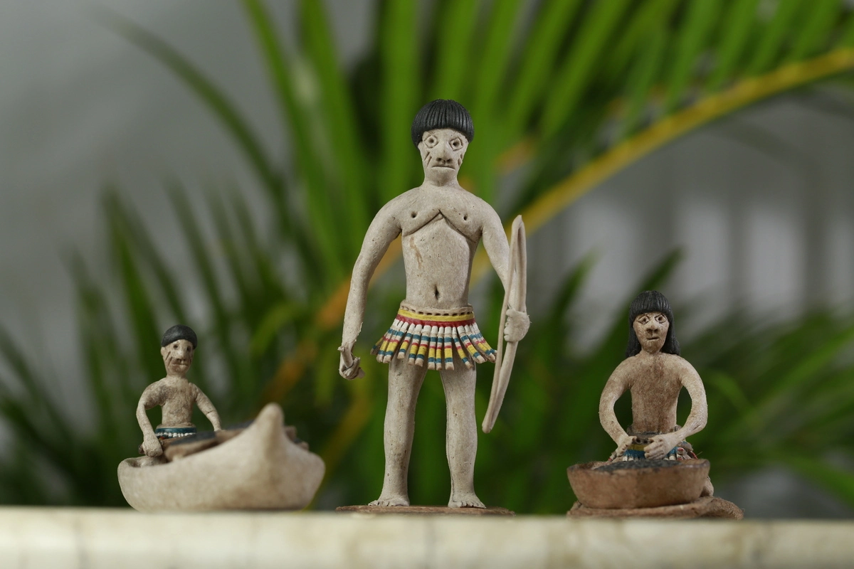 Três peças de artesanato representando os povos indígenas e o empreendedorismo indígena, que deve ganhar foco na COP 30.