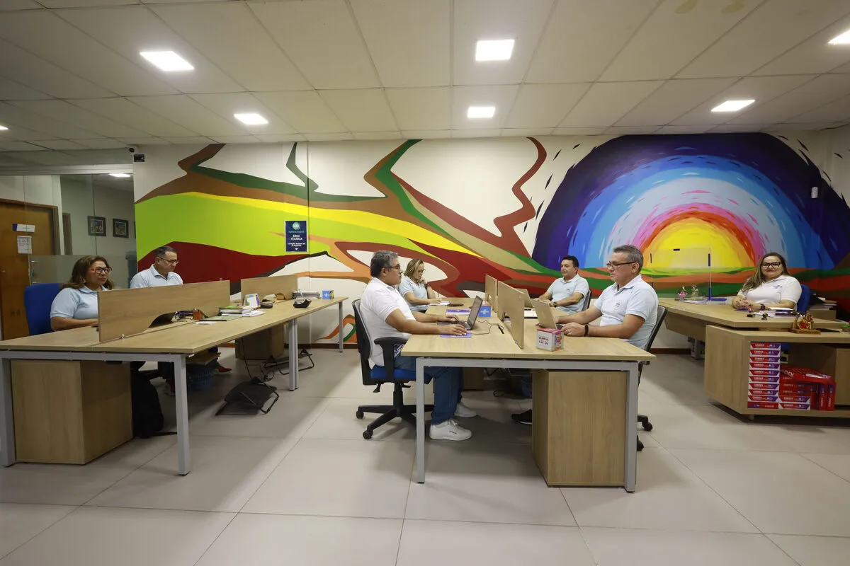 Pessoas no ambiente de trabalho, que é acolhedor, representando o papel que uma pessoa formada em um curso de design de ambientes pode exercer.