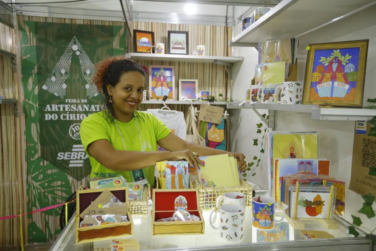 Uma mulher apresentando os produtos da loja dela, usando da união entre negócios sustentáveis e COP 30.