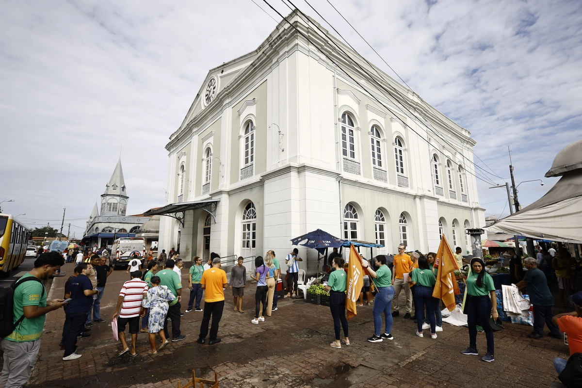 Pessoas em uma praça no Pará, representando as oportunidades de turismo sustentável, que deve ganhar força com a COP 30.