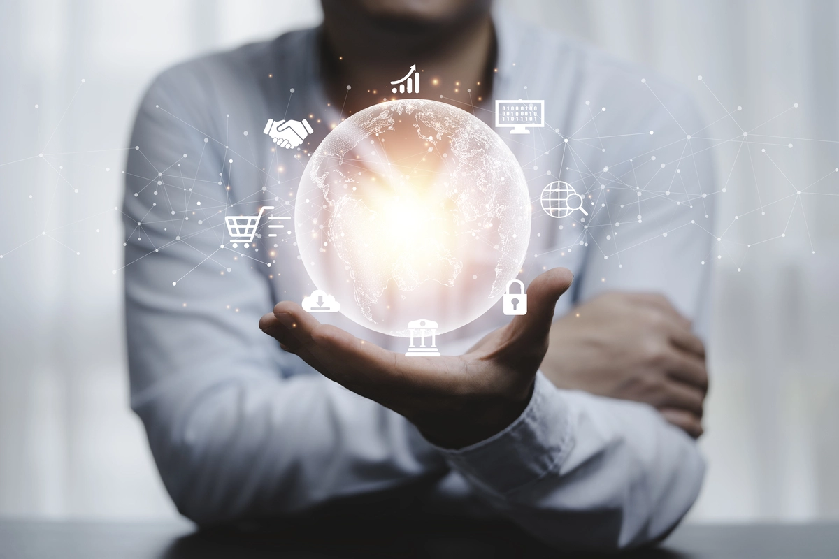 Uma pessoa segurando uma esfera repleta de itens virtuais, representando a transformação digital.